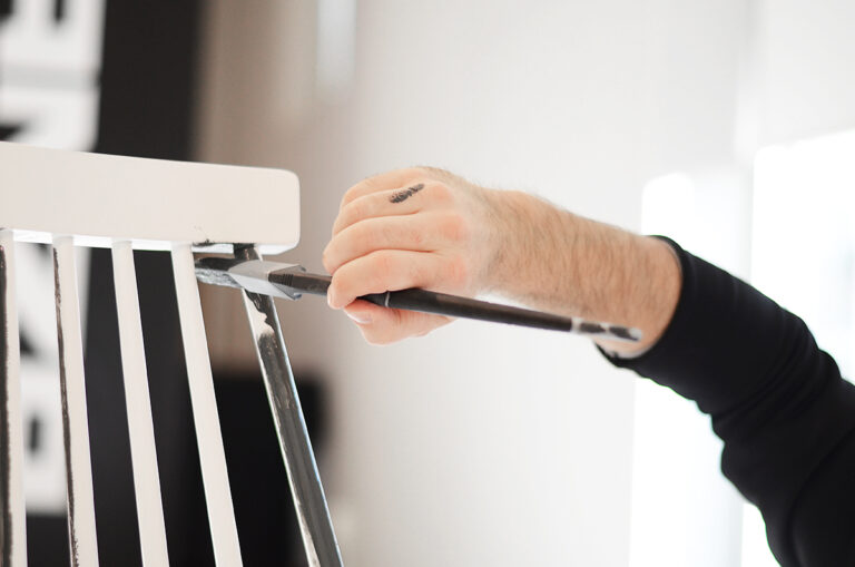 Precisionspensel om pinnarna aan pinnstol te bevestigen