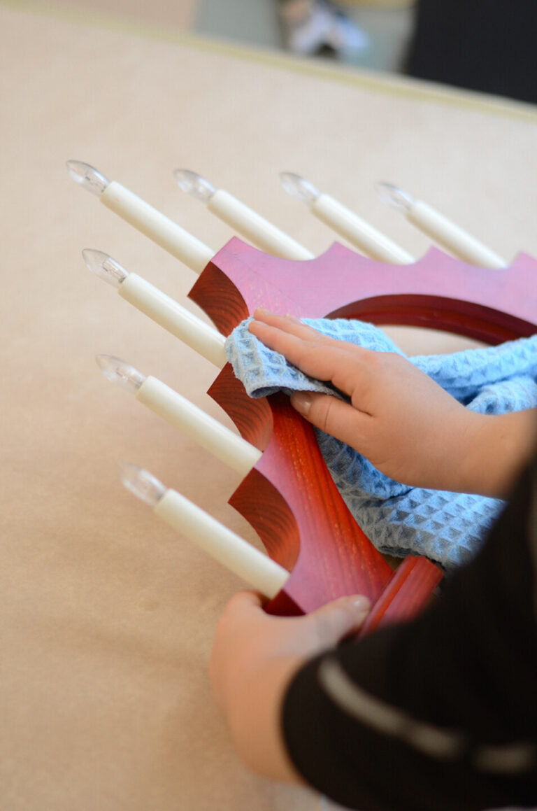 Maak je adventskandelaars schoon met een microvezeldoekje