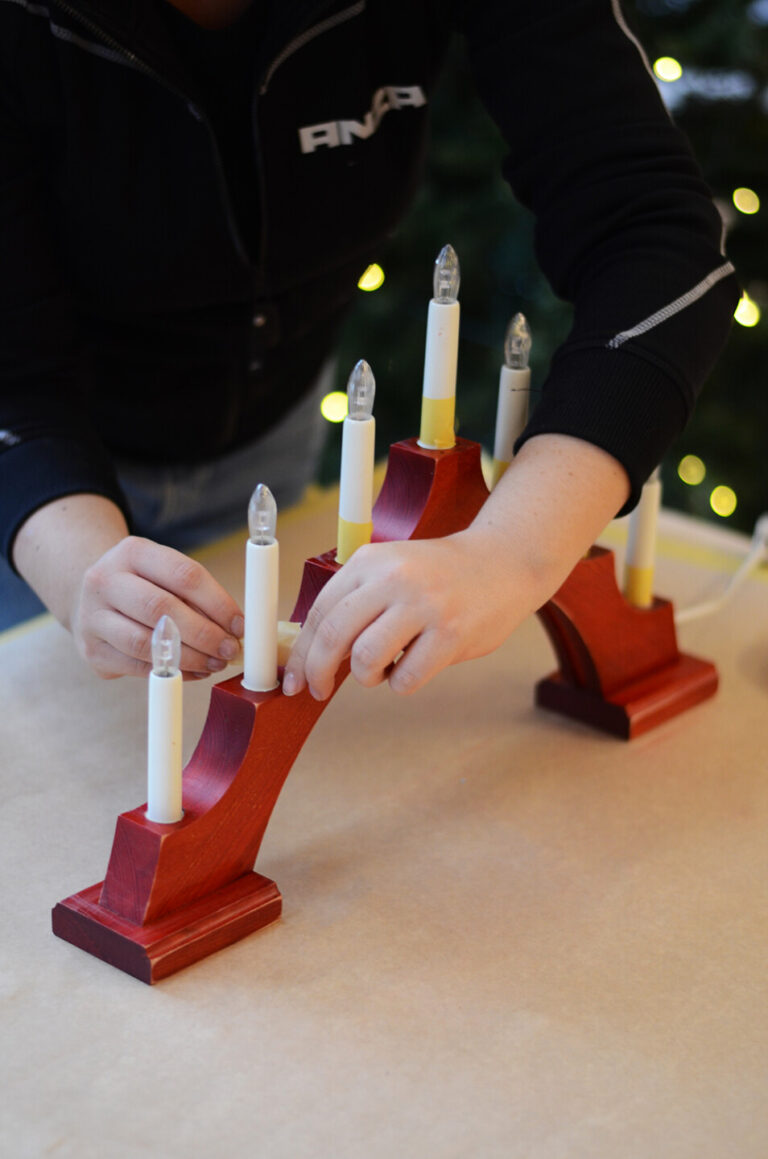 Maskeer de kaarsen op de adventskaarsenhouder.