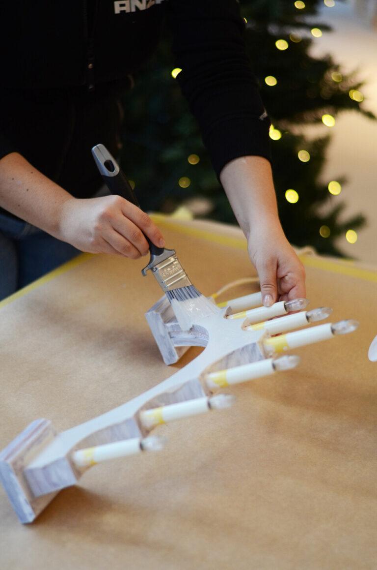 Verf een adventskandelaar van dennenhout in een nieuwe kleur.