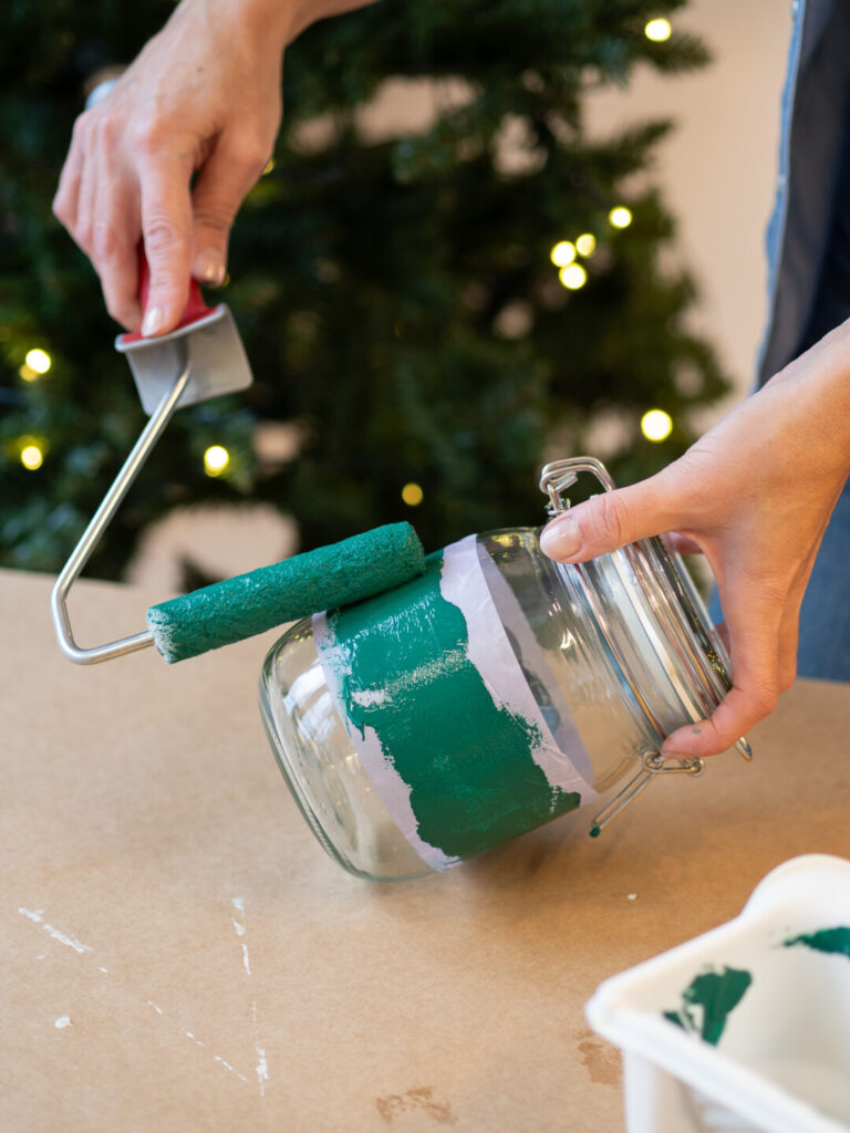 Verf glazen pot met een mini viltroller